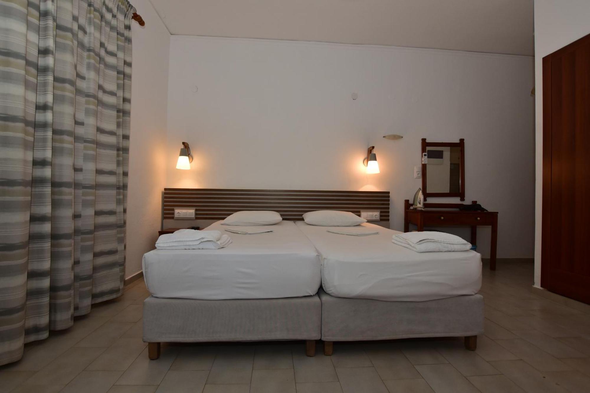 Morpheas Rooms Palaiochora Exterior photo